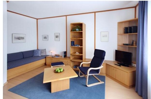 Wohnzimmer mit Schlafgelegenheit