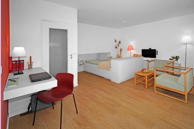 Wohnzimmer mit Schlafgelegenheit für zwei Personen