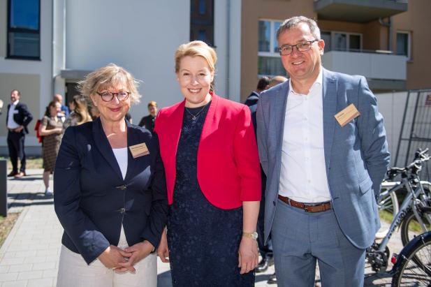 Silke Andresen-Kienz (Geschäftsführung berlinovo), Franziska Giffey (Regierende Bürgermeisterin von Berlin), Alf Aleithe (Geschäftsführung berlinovo)