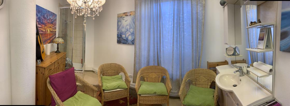 Raum mit Dusche und Waschbecke Raum mit Dusche und Waschbecke