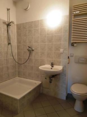 Badezimmer mit Dusche (Bsp.) Badezimmer mit Dusche (Bsp.)