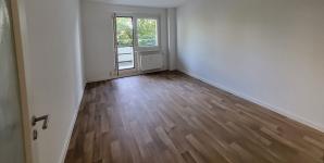 Wohnzimmer mit Balkon (Bsp.)