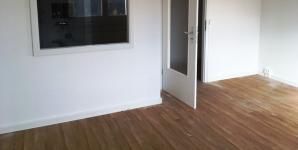 Wohnzimmer mit Durchreiche zur Küche (Bsp.)